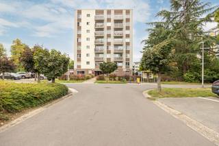 <strong>INSTAPKLAAR APPARTEMENT MET 1 SLAAPKAMER EN TERRAS GELEGEN OP TOPLOCATIE TE HASSELT (HOLLANDSVELD)</strong><br /><br />Dit instapklaar appartement gelegen op de tweede verdieping van residentie Strauss ligt rustig doch centraal op het Hollandsveld te Hasselt. Deze buurt ligt op 5 minuten wandelen van het centrum van Hasselt en is kindvriendelijk en residentieel te noemen. Openbaar vervoer, met bushalte voor de deur, winkels, scholen en sportinfrastructuur zijn bovendien vlakbij! De oprit van de E313 is vlot te bereiken op nog geen 5 minuten rijden van het appartement.<br /><br />Het 1-slaapkamer appartement heeft een bewoonbare oppervlakte van circa 48m² en werd recent gerenoveerd. Zo werden de keuken, de ramen (uitgerust met elektrisch rolluik in de slaapkamer en vliegenramen), de badkamer, de vloer, elektriciteit en de water/afvoerleidingen vernieuwd.<br /><br />De indeling van het appartement is praktisch en is als volgt ingedeeld: inkomhal, badkamer met inloopdouche, lavabo, toilet, een woon - en eetkamer, keuken, 1 ruime slaapkamer en een terras met zuid/west oriëntatie.<br />Verder zijn er 2 gemeenschappelijke fietsenstallingen aanwezig en kan men de auto altijd buiten kwijt op de gemeenschappelijke parking van het gebouw zelf. Bovendien hoort een berging bij het appartement.<br /><br />Het appartement ligt niet aan de straatzijde dus men heeft geen last van straatlawaaai.<br /><br />Dit is een appartement, perfect geschikt voor starters, alleenstaanden of koppels, maar ook voor investeerders die op zoek zijn naar een goed huurrendement.<br /><br /><br />Wenst u dit appartement graag te bezichtigen? Bel ons op 011 96 51 76 of mail ons op info@momentumvastgoed.be