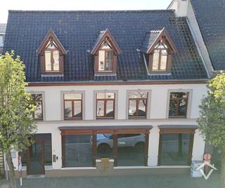 Deze instapklare handelswoning is gelegen in het centrum van Koekelare, een commerciële topligging op de markt en bestaat uit: <br /><br />gelijkvloers: inkomhal - onthaal - kantoorruimte - archiefruimte - terras - berging - kelder - toilet<br /><br />1ste verdieping: grote living met zicht op de markt - open ingerichte keuken - berging - toilet - wasplaats - zeer groot zonneterras (62 m²)<br /><br />2 de verdiep: nachthal - 3 slaapkamers - badkamer - toilet <br /><br />Deze eigendom is instapklaar en heeft vele mogelijkheden. Contacteer ons vrijblijvend voor een afspraak ter plaatse. <br /><br />Troeven: <br />- EPC label B<br />- 16 zonnepanelen aanwezig<br />- bewoonbare oppervlakte van 254 m²<br /><br />Kortom, deze woning is een uitstekende keuze voor wie op zoek is naar een praktische woning met voldoende ruimte en comfort. De eigendom is opgesplitst als handelsruimte op het gelijkvloers en privé woonst op de verdiepingen.