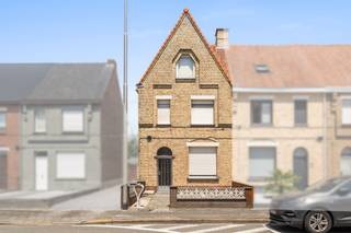 Halfopen woning met uitweg in het hart van Ingelmunster te koop<br /><br />De woning beschikt op het gelijkvloers over een inkomhal met traphal, een lichtrijke leefruimte met zit- en eetplaats, een aansluitende keuken en een badkamer voorzien van douchebad, wastafel en toilet. Aansluitend aan de keuken bevindt zich een veranda met toegang tot de berging en tuin.<br /><br />Op de eerste verdieping bevinden zich drie volwaardige slaapkamers. Via een vaste trap bereikt u de ruime zolderverdieping, die tal van mogelijkheden biedt. Deze ruimte kan eenvoudig worden ingericht als extra slaapkamers, bureau, hobbyruimte of een combinatie hiervan.<br /><br />De woning beschikt over een aangename tuin. Via de gedeelde oprit is de bestaande garage vlot bereikbaar. Aan de achterzijde is er bovendien een uitweg aanwezig, waar in principe eveneens de mogelijkheid bestaat om een garage te voorzien.<br /><br />Troeven:<br />- Achteruitweg met mogelijkheid tot garage<br />- zolder met vaste trap (mogelijkheid tot realisatie slaapkamer, bureau of hobbyruimte)<br />- Tuin bereikbaar via zij- en achterzijde<br />- Centrale ligging nabij winkels, scholen, openbaar vervoer en sportinfrastructuur (Gemeentelijke Sporthal Ingelmunster)<br /><br />Bent u op zoek naar een woning met veel potentieel en een centrale ligging nabij alle voorzieningen?<br />Contacteer ons vandaag nog voor meer informatie of een bezoek ter plaatse.<br />Bel Louise op 0496 08 08 00 of mail louise@immo-lys.be