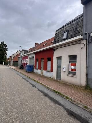 Ontdek deze gezellige woning op een mooie ligging in Ronse, midden in de groene Vlaamse Ardennen. Geniet van de prachtige natuur, talrijke wandel- en fietsroutes en een aangename woonomgeving. Indeling: Gelijkvloers: lichtrijke woon- en eetkamer, geïnstalleerde keuken, badkamer met douche en toilet, en een gezellig stadstuintje. Eerste verdieping: 2 slaapkamers met parketvloer. Tweede verdieping: ruime zolderkamer met vaste trap en parketvloer. De woning is uitgerust met centrale verwarming op aardgas.<br />Interesse? Contacteer ons vrijblijvend voor meer informatie of een bezoek op 0488/60.05.07.