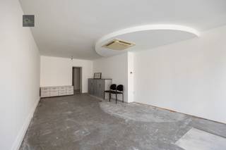 Te koop: Gelijkvloers handelspand met garage & privatieve tuin.Op een zichtbare topligging in Niel, presenteren wij dit veelzijdig gelijkvloers...