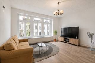 [[ DIT PAND NEEMT DEEL AAN DE ERA OPEN HUIZEN DAG OP 13/6 VAN 16:00 TOT 17:00 ]]
<p>Te koop: ruim gesloten appartement in het centrum van Antwerpen, gelegen aan de Turnhoutsebaan, nabij scholen, ziekenhuis en invalswegen.<br />Dit appartement uit 1969 biedt een royale indeling en is momenteel verhuurd, wat interessant is voor investeerders. Dankzij de ligging nabij openbaar vervoer is het vlot bereikbaar, zowel voor bewoners als bezoekers. De omgeving is levendig en sociaal, met alle voorzieningen op wandelafstand.<br />Belangrijkste ruimtes:<br />• Ruime woonkamer (37 m²) met veel lichtinval<br />• Inkomhal (6 m²) met parlofoon<br />• Slaapkamer (11 m²)<br />• Slaapkamer (13 m²)<br />• Badkamer (7 m²) met enkel spoelbak en douche<br />• Apart toilet (1 m²)<br />• Keuken (9 m²) met dubbele spoelbak, dampkap en elektrische kookplaat<br />• Eetkamer (20 m²)<br />• Terras (4 m²)<br />Troeven:<br />• Uitstekende bereikbaarheid dankzij nabijheid van openbaar vervoer<br />• Momenteel verhuurd – ideaal als investering<br />• Royale leefruimte en indeling<br />Neem vandaag nog contact op met je ERA-makelaar voor een bezoek.<br />JOUW DROOMAPPARTEMENT. ZO GEVONDEN!</p>