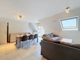 Dit duplexappartement is op zoek naar nieuwe bewoners. Het is gemeubileerd en beschikt over 2 slaapkamers en een gezellig terras.INDELING:- inkomhal- gastentoilet- ruime leefruimte- open keuken voorzien van alle toestellen- praktische berging onder trap- gezellig terras- 2 ruime slaapkamers- badkamer voorzien van alle faciliteiten- berging met plaats voor wasmachineALGEMEEN:- Garagebox verplicht bij te huren: €50/maand- Gunstig EPC- Gemeubileerd- Ruim en lichtrijk- Dichtbij invalswegen en centrum WaregemDe snelste manier om een bezoek te brengen aan deze woning? Vraag je bezoek aan via de rode knop op onze website (www.dewaele.com) en je wordt gecontacteerd door één van onze verhuurexperts. Telefonisch kunnen er geen afspraken gemaakt worden. Bij andere vragen kun je ons telefonisch contacteren via 056 605 605.