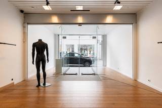 Nederkouter 119 : Immeuble commercial stratégiquement situé avec spacieux duplex – Permis approuvé pour réaménagement
Opportunité d’investissement unique : un permis approuvé est disponible pour la transformation du bien en un espace commercial au rez-de-chaussée, un duplex de 3 chambres et un duplex de 2 chambres. Contactez-nous pour plus d’informations.
Situé dans la dynamique Nederkouter, à distance de marche du Kouter et de la Veldstraat. Grâce à son emplacement privilégié dans une rue commerçante très fréquentée, l’espace commercial bénéficie d’une excellente visibilité et d’un passage constant.
Le rez-de-chaussée commercial dispose d’une façade remarquable avec une grande vitrine. À l’arrière du magasin se trouve un espace bureau/rangement pratique avec lavabo. Le magasin bénéficie également d’un agréable puits de lumière apportant davantage de lumière naturelle et de volume. Le bâtiment est en outre presque entièrement sous-cavé.
Aux étages supérieurs se trouve un duplex lumineux avec une agréable disposition :
Premier étage : vaste séjour lumineux, cuisine pleine de charme avec accès à une première terrasse, première chambre et toilette.
Deuxième étage : 3 chambres, salle de bains et terrasse ensoleillée.
Grenier : escalier fixe, douche et chambre.
Cette propriété représente une excellente opportunité pour les indépendants souhaitant combiner habitation et activité professionnelle, mais constitue également un investissement intéressant grâce au permis de construire approuvé.