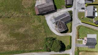 In L'Escaillère (Chimay), in een rustige omgeving die volledige privacy waarborgt, bevindt zich deze karaktervolle eigendom op meer dan 2 hectare, bestaande uit een hoofdwoning, een zelfstandig appartement, een schuur en stallen. Het geheel biedt ongeveer 330 m² bewoonbare oppervlakte volgens het EPC en geniet van volledige autonomie op het vlak van elektriciteit en water.<br /><br />De hoofdwoning opent op een inkomhal die toegang geeft tot een ruime woonkamer, een eetkamer, een volledig uitgeruste open keuken en een afzonderlijk bureau. Op de verdieping bevinden zich 3 tot 4 slaapkamers, een badkamer, een bureau, een mezzanine en een inrichtbare zolder. Een kelder, een aangebouwde garage en een rechtstreekse toegang tot het terras en de tuin vervolledigen het geheel. Bij de recente renovatie werd gekozen voor kwaliteitsvolle materialen.<br /><br />Het zelfstandige appartement omvat een keuken met eethoek, een woonkamer, twee slaapkamers en een doucheruimte. Het vormt een ideale oplossing om een familielid te huisvesten, een vakantiewoning uit te baten of een aanvullend inkomen te genereren.<br /><br />De buitenruimtes omvatten weiland, tuin en een aangename waterloop achteraan het perceel, waardoor de eigendom perfect geschikt is voor paarden, dieren of een landelijk woonproject. Een ruime schuur en de stallen bieden tal van ontwikkelingsmogelijkheden.<br /><br />Aan de straatzijde bevindt zich een bouwgrond van ongeveer 12 are, die een interessante grondreserve vormt. Volledige autonomie op het vlak van water en elektriciteit.<br /><br />Informatie en afmetingen zijn indicatief. Niet-contractuele publiciteit – de eigenaars behouden zich het recht voor om elk bod te aanvaarden of te weigeren.