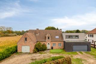 Een woning met karakter, klaar om met een frisse uitstraling te schitteren.  Deze bijzonder royale open bebouwing in Boutersem biedt een overvloed aan mogelijkheden, heeft ook geen grondige renovatie nodig, enkel een frisse toets om deze woning te laten schitteren. Op het gelijkvloers zijn er heldere en open leefruimtes met een aangename lichtinval. De verdieping biedt met maar liefst 5 slaapkamers en 2 polyvalente ruimtes alle plaats voor een groot gezin, hobby's of comfortabel thuiswerk. Daarnaast beschikt de woning over 2 inpandige garages (plaats voor 5 wagens ) en een volwaardige kelderverdieping die volledig naar wens ingericht kan worden. Achter de woning bevindt zich een grote, privacy biedende tuin: het eerste deel is mooi aangelegd, terwijl het achterste gedeelte met volwassen bomen een groen rustpunt vormt.

Omvattende:

Gelijkvloers: inkomhal, zit- en eetkamer, keuken, polyvalente kamer, berging, toiletruimte, 2 inpandige garages

Eerste verdieping: nachthal, master bedroom en dressing, 4 slaapkamers, 2 polyvalente ruimtes, badkamer

Zolderverdieping: bergzolder

Kelderverdieping: polyvalente ruimte

Oprit, terras en tuin: dubbele oprit, aangelegde tuin met terras en berging

Ligging: de woning bevindt zich in het centrum van Boutersem en biedt alle faciliteiten in de nabije omgeving. Bushaltes zijn vlakbij, het station van Vertrijk bevindt zich op 1,5 km en de aansluiting met de E40 is op een 3-tal km rijden.  Bekijkt u dit pand via één van onze aanverwante websites, dan verwijzen wij u graag door naar onze eigen website voor de volledige beschrijving en meer foto's van deze wooost. https://www.itimmo.be/kerkomsesteenweg-58-boutersem
