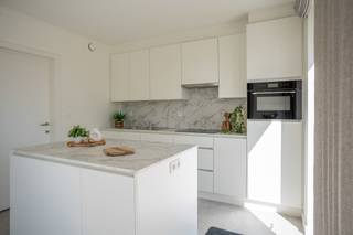 <p><strong>Lot 5 is een halfopen bebouwing op een perceel van 253 m² en heeft een bewoonbare oppervlakte van 126 m². De gelijkvloerse verdieping beschikt over een ruime leefruimte met een open keuken, een berging en een gastentoilet . Vanuit de keuken is er directe toegang tot het terras en de privétuin. Op de eerste verdieping bevinden zich drie ruime slaapkamers en een badkamer, voorzien van een ligbad, douche, dubbel lavabomeubel en toilet. De woning heeft een vlizo-trap naar de zolderruimte. Buiten is er nog een mooi aangelegde tuin en carport.<br /><br />Vindeling – Rustig wonen in het hart van Wechelderzande</strong></p>
<p><strong>Ontdek Vindeling, een charmant nieuwbouwproject met 23 energiezuinige woningen gelegen aan de gelijknamige weg Vindeling te Wechelderzande. Deze weg is een nieuwe zijstraat van de Kerkepad in een autoluwe omgeving.</strong> Deze tweede fase omvat 12 stijlvolle nieuwbouwwoningen die de perfecte balans vinden tussen hedendaagse elegantie en klassieke accenten. De klassieke geveldetails, gecombineerd met een moderne indeling en duurzame technieken, creëren een warm en tijdloos geheel. Dit nieuwbouwproject is gelegen in een kindvriendelijke buurt met veel openbaar groen en is ontworpen met oog voor comfort, ruimte en levenskwaliteit.</p>
<p><strong>Samenvatting</strong></p>
<p>Het nieuwbouwproject Vindeling bestaat in de eerste fase uit 11 en in de tweede fase uit 12 energiezuinige nieuwbouwwoningen. Elke woning telt 3 slaapkamers en biedt een bewoonbare oppervlakte tussen 126 m² en 131 m². De perceelsoppervlaktes variëren van 193 m² tot 407 m², wat elke woning een mooie buitenruimte garandeert. Elke woning beschikt bovendien over een private tuin en een carport of inpandige garage.</p>
<p><strong>Mooi wonen in Wechelderzande</strong></p>
<p>Vindeling ligt in de omgeving van de Kerkepad in Wechelderzande, een ideale locatie voor gezinnen. De wijk is kindvriendelijk en omringd door het groen. Bovendien bevinden winkels, scholen, kinderopvang en de lokale jeugdbeweging zich op wandelafstand. Dankzij de nabijheid van belangrijke voorzieningen geniet je hier van het comfort van een centrale ligging, zonder in te boeten op rust en ruimte.</p>
<p><strong>Ruimte &amp; comfort</strong></p>
<p>Elke woning beschikt over drie volwaardige slaapkamers en een badkamer met ligbad, aparte douche, dubbel lavabomeubel en toilet. De open leefruimte met zithoek, eetruimte en volledig ingerichte keuken vormt het hart van de woning en sluit naadloos aan op de aangelegde tuin. Grote raampartijen zorgen voor een overvloed aan natuurlijk licht en creëren een aangename woonbeleving.</p>
<p>Afhankelijk van het woningtype beschik je over een carport of een inpandige garage met extra bergruimte. De afwerking is kwalitatief en doordacht, met ruime keukeninrichting en moderne technieken die bijdragen aan het dagelijks wooncomfort.</p>
<p><strong>Duurzaamheid en energiezuinigheid</strong></p>
<p>De woningen van nieuwbouwproject Vindeling zijn bijna-energieneutraal (BEN) met een maximaal E-peil van 10. Ze zijn uitgerust met een lucht-water warmtepomp, vloerverwarming en zonnepanelen, wat zorgt voor een aanzienlijke besparing op je energiefactuur. Ook aan duurzaam watergebruik is gedacht: regenwater wordt gerecupereerd voor toiletspoeling, buitenkraan en mogelijks wasmachine.</p>
<p>Met deze duurzame en toekomstgerichte keuzes woon je niet alleen energiezuinig, maar ook comfortabel en milieubewust.</p>
<p><strong>Beschermd als koper</strong></p>
<p>De verkoop van Vindeling geschiedt onder de <strong>Wet Breyne</strong>. Dit garandeert de koper uitgebreide bescherming en ontneemt alle risico’s. Je betaalt in schijven naarmate de werken vorderen, wat zorgt voor financiële gemoedsrust tijdens het bouwproces.</p>