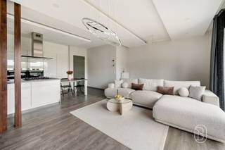 Ontdek dit prachtige appartement uit 2019, ideaal gelegen op de begane grond en met een aangename, comfortabele en functionele woonomgeving.Het appartement bestaat uit een lichte en gezellige woonkamer met veel natuurlijk licht, evenals een volledig uitgeruste keuken die perfect is geïntegreerd in de leefruimte.Het beschikt over twee slaapkamers, die mooie inrichtingsmogelijkheden bieden, evenals een badkamer en een apart toilet, wat zorgt voor nog meer comfort in het dagelijks leven.Een van de echte troeven van dit pand zijn de twee eigen buitenruimtes: een tuin aan de voorkant van het appartement en een tweede tuin aan de achterkant. Twee ruimtes die bijzonder aangenaam zijn om van de mooie dagen te genieten, een ontspanningshoek in te richten of gewoon te genieten van een aangename buitenomgeving.Dit appartement is gebouwd in 2019 en combineert moderniteit, comfort en functionaliteit, terwijl u profiteert van de voordelen van een begane grond en twee tuinen.Een ideale kans voor een stel, een klein gezin of een belegger die op zoek is naar een recent pand dat aangenaam is om in te wonen.