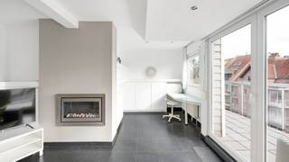 Dit verzorgd duplex appartement met 125 m² vloeroppervlakte biedt uitzonderlijk veel ruimte en veel lichtinval. De aangename zonneterrassen aan beide zijden van het appartement zijn een grote troef. De residentie met bouwjaar 2001 is centraal gelegen in de Paul Parmentierlaan te Knokke, in de directe nabijheid van de bruisende Lippenslaan, Duinenwater en het station. Het strand ligt op 10 minuten wandelen. Energielabel A en asbestveilig. <br /><br />De indeling is doordacht en praktisch met op de vierde verdieping een aparte inkomhal met traphal en gastentoilet, een lichtrijke woonkamer die uitgeeft op een eerste terras aan de straatzijde, een volledig ingerichte keuken met eetplaats met eveneens directe toegang tot het tweede terras, waar u ’s namiddags kunt genieten van de zon. Op dit niveau verder ook nog een ingerichte douchekamer. Op de bovenverdieping bevinden zich twee slaapkamers en een grote badkamer met ligbad, douche en een tweede toilet. <br /><br />Troeven van dit appartement zijn ongetwijfeld de bewoonbare oppervlakte van 125 m² en de prachtige zonneterrassen. Mits wat opfrissing en modernisatie een schitterend appartement op een uitstekende locatie. <br /><br />Vrijblijvend te bezoeken na afspraak op tel 050.89.27.70.