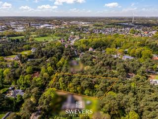 Voor meer info en foto’s, surf naar www.swevers.be – In de prestigieuze villawijk van Viversel in Heusden-Zolder wacht een uitzonderlijke bouwgrond van 27a40 op haar nieuwe eigenaar. Gelegen aan het rustige Sacramentspad, midden in een bosrijke omgeving, biedt dit perceel een ongeziene kans op exclusief en groen wonen. De oriëntatie laat bovendien volop ruimte voor een doordacht ontwerp dat speelt met lichtinval en openheid. Hier komt elke vierkante meter tot zijn recht, met de natuur als uw constante buur. De prachtige groengordel van bomen verhoogt niet alleen de esthetiek van de woning, maar biedt ook extra beschutting en privacy. Het vormt een waardevolle buffer die het wooncomfort aanzienlijk vergroot en de natuur tot in de tuin brengt. De ligging in een woonparkgebied garandeert maximale rust en privacy. Daarnaast is de ligging uiterst gunstig: op 2 km van de E313, met scholen, natuur, recreatie en openbaar vervoer op wandel- of fietsafstand. Voor meer informatie, bel 011 255 155.