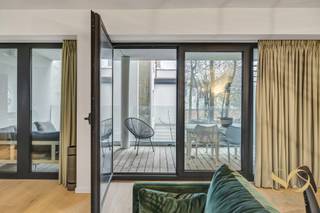 On the 2nd floor of the iconic “Edition” building, ideally located on Avenue Louise near the Châtelain district, we present a superb apartment with a surface area of approximately 50 m².<br />It offers an entrance hall with a guest toilet, a living area with an open kitchen of approximately 25 m² providing access to a 15 m² southwest-facing terrace, one bedroom, and a bathroom. Cellar included. Parking space available for €40,000.<br />Features include triple glazing, a fire-rated door, a low-energy building, and solar panels. Energy rating: B+. Electrical installation compliant. Free of occupancy upon deed.<br />Excellent location close to public transport, easily accessible by car, and near shops. You will be charmed by its prime location, brightness, and terrace. A visit is a must!