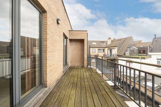 <strong>Ruim 2-slaapkamerappartement met groot terras (16 m²)</strong><br /><br />Ruim en verzorgd tweeslaapkamerappartement in een solide gebouw, met een lichtrijke leefruimte en open keuken van ca. 50 m².<br /><br />Het appartement beschikt over twee volwaardige slaapkamers (ca. 15 m² en 12 m²), die beide directe toegang bieden tot het ruime terras van 16 m², ideaal om in alle rust van buitenruimte te genieten. Verder omvat de woning een badkamer, een aparte wc en een praktische bergruimte.<br /><br />Mogelijkheid tot aankoop van een parkeerplaats. Een comfortabele en functionele woonoplossing, geschikt voor zowel eigen bewoning als investering.<br /><br />Kosten basisakte ten laste van de koper: €452,37 excl. BTW