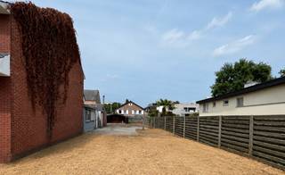 <p>Te koop – Woning met veel potentieel in Diepenbeek</p><p>Bent u op zoek naar een woning die u volledig naar eigen smaak kunt renoveren? Dan is deze woning in Diepenbeek een unieke kans!</p><p>Gelegen op een mooi perceel, biedt deze woning tal van mogelijkheden voor renovatie of modernisering. Dankzij de gunstige ligging, dichtbij winkels, scholen, openbaar vervoer en de universiteitscampus, is dit een interessante opportuniteit voor zowel gezinnen als investeerders.</p><p>Interesse of een bezoek plannen? Neem gerust contact op voor meer informatie.</p>
