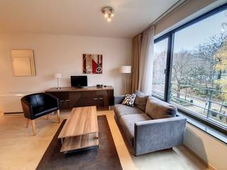 Dit 1slaapkamer appartement is gelegen op de 2 de verdieping te Groendreef 14, bus C2 te 1000 BrusselHet appartement is gemakkelijk bereikbaar door de nabijheid van het Noordstation en metro Yser en tal van buslijnen.Het appartement bestaat uit:-Living ruimte 30m² met open ingerichte keuken- 1 open slaapkamer naast de woonkamer (+/-13m²)-Badkamer met douche en wc-BergingDe huurprijs bedraagt 900€ + Forfait 50€. De kosten voor electriciteit, water en internet zijn individuele lasten voor de huurder.
