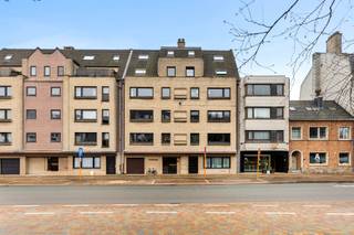 <p>Bent u op zoek naar een zorgeloze investering of een comfortabel appartement op een strategische ligging in Oostende?<br />Dit helder doorloopappartement, gelegen recht tegenover AZ Oostende, combineert licht, ruimte en functionaliteit in één sterk geheel. Met een bewoonbare oppervlakte van 84 m² geniet u van twee ruime slaapkamers, een aangename leefruimte en een open keuken. De achterzijde van het appartement sluit naadloos aan op eenuitzonderlijk grote, west-gerichte terras van 25 m² — een echte meerwaarde voor wie houdt van zon en buitenruimte.<br />De makkelijk inrijbare garage én extra parkeerplaats voor de garage zijn optioneel bij te kopen aan € 30.000. De privatieve berging is inbegrepen in de prijs, wat dit aanbod bijzonder interessant maakt. Daarnaast is er ook een gemeenschappelijke fietsenstalling voorzien.<br />Technisch is dit appartement volledig in orde: vernieuwde keukentoestellen, conforme elektrische keuring en een gunstig EPC.<br />Een sterk totaalpakket op een topligging — interessant voor eigen bewoning, maar ook strategisch als investering als vakantieverhuur of omwille van de nabijheid van het ziekenhuis en andere voorzieningen.<br />Ontdek zelf de troeven tijdens een bezoek.</p>