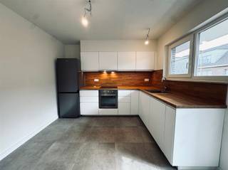 Dit gerenoveerde appartement is gelegen op de eerste verdieping, nabij het centrum van Nieuwkerken-Waas. Er is een privatieve parkeerplaats...