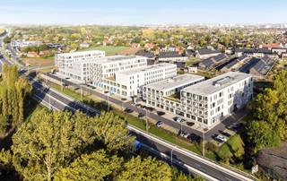 Deze kantoorruimte is gelegen in R.Plaza. R Plaza is een modern kantoren- en handelscomplex in Roeselare, langs de Rijksweg / Koestraat, vlak bij...