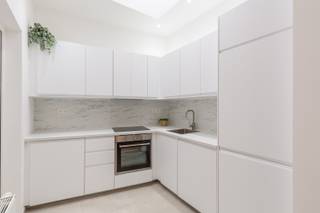Welkom in deze instapklare en volledig gerenoveerde woning gelegen in een rustige straat! Hier hoef je enkel nog je koffers uit te pakken: dankzij de grondige en kwalitatieve renovatiewerken geniet je meteen van jarenlang zorgeloos wooncomfort. Deze woning werd op verschillende vlakken toekomstgericht aangepakt. Zo werden niet alleen het dak, maar ook de voor- en achtergevel volledig geïsoleerd, wat resulteert in een energiezuinig karakter en een aangenaam binnenklimaat het hele jaar door. Bovendien werd de elektrische installatie volledig conform gemaakt en zijn alle ramen vernieuwd.<br /><br />Bij het betreden van de woning kom je in een brede inkomhal met een stijlvolle witte trap. Via een glazen schuifdeur bereik je de gezellige woonruimte, die naadloos overloopt in de open keuken. Dankzij een grote dakkoepel geniet je hier de hele dag door van overvloedige natuurlijke lichtinval.<br />Op het eerste verdiep bevindt zich een ruime badkamer en één comfortabele slaapkamer. Een verdieping hoger vind je nog twee extra slaapkamers, ideaal voor kinderen, een hobbyruimte of een thuiskantoor.<br /><br />De woning is gelegen in een rustige straat met om de hoek tal van horecazaken en buurtwinkels. Zin om te wandelen, sporten of ontspannen? Park Spoor Noord ligt op wandelafstand! Bovendien wordt de toekomstige Stuivenbergsite herontwikkeld tot een prachtige tuin: een tweede groene oase die de leefkwaliteit in de buurt nóg verder verhoogt.<br /><br />Kortom: dit is de perfecte thuis voor wie op zoek is naar een energiezuinige, instapklare en comfortabel gerenoveerde woning.<br /><br />(woongebied, vergunning, geen verkavelingsvergunning, voorkooprecht, geen rechterlijke herstelmaatregel of bestuurlijke maatregel opgelegd)<br /><br /><br /><br />