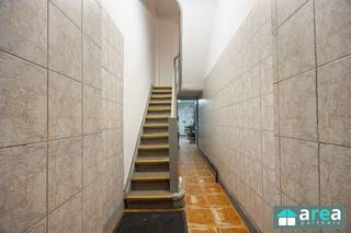 <p><span>In de bruisende Kievitwijk, in het hart van de Provinciestraat, bieden wij deze interessante opbrengsteigendom aan met drie verhuurde entiteiten. Het betreft drie bovenliggende appartementen van telkens ±45 m² in een kleinschalig gebouw.</span></p><p><span>De locatie is een absolute troef: op wandelafstand van het Centraal Station, het Mediaplein en het Antwerpse stadscentrum. Deze levendige buurt staat bekend om haar stabiele huurmarkt, wat dit pand tot een zekere en rendabele investering maakt.</span></p><p><span> </span></p><p><span>Rendement:</span></p><p><span>-Huidig: 3,89% – €2.150/maand</span></p><p><span> </span></p><p><span>Troeven:</span></p><p><span>-Centrale ligging</span></p><p><span>-Conforme elektrische keuringen + asbestvrije attesten</span></p><p><span>-Zelden leegstand – vaste huurders</span></p><p><span>-Aparte meters voor gas en elektriciteit (water gemeenschappelijk)</span></p><p><span>-Degelijk gebouw, goed onderhouden</span></p><p><span> </span></p><p><span>Indeling:</span></p><p><span>-1e verdiep (EPC C – 237): living, keuken, slaapkamer, badkamer</span></p><p><span>-2e verdiep (EPC C – 248): living, keuken, 2 slaapkamers, badkamer</span></p><p><span>-3e verdiep (EPC D – 339): living, keuken, slaapkamer, badkamer</span></p><p><span> </span></p><p><span>Interesse?</span></p><p><span>Contacteer Area Partners – info@area.be | 03 284 60 60</span></p>