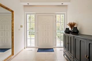 Stap binnen in een wereld van rust en ruimte. Deze unieke villa, gelegen in een groene en residentiële wijk van Schoten.Bij het betreden van de...