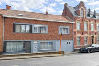 Voor wie de handen uit de mouwen wil steken of interessant als investeringseigendom: ruime tussenwoning, gunstig gelegen vlakbij centrum, station en scholen, perfect om te toveren tot luchtige gezinswoning of toffe stadswoning. <br />Indeling: <br />GELIJKVLOERS: inkomhal, zitplaats, eetplaat met open keuken, wasplaats/veranda, grote inpandige garage, apart toilet, zonnig terras/binnenkoer met praktische berging,<br />VERDIEPING: nachthal, 3 slaapkamers en badkamer<br />ZOLDERVERDIEPING: bereikbaar met een vaste trap, een grote extra hobbyruimte of berging<br /><br />Met een bewoonbare oppervlakte van 211 m² en een interessante aankoopprijs van 149.000 euro, biedt deze woning het perfecte potentieel voor de klusser of investeerder.