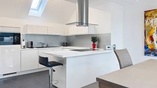 We Invest Sud-Luxembourg presenteert dit prachtige luxueuze appartement gelegen in Aarlen, met ruime volumes en modern wooncomfort. Het is als...