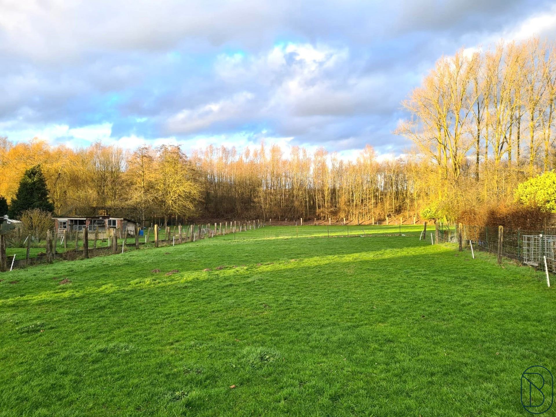 Terrain à bâtir de 28ares 90 situé dans le charmant village de Mainvault, offrant un cadre idéal à la réalisation de vos projets.