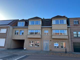 🔑<strong> Indeling:</strong><br /><br />🚪<strong> Inkomhal</strong><br />🛋️ Lichtrijke <strong>woonkamer</strong> met <strong>open keuken</strong><br />🍳 Keuken met ingebouwde toestellen<br />🛏️ <strong>2 slaapkamers</strong><br />🛁 Badkamer met <strong>ligbad</strong><br />🚽 <strong>Apart toilet</strong><br />📦 Praktische <strong>berging</strong><br /><br />🌿 <strong>Buitenruimte:</strong><br />☀️ <strong>Tuin </strong>met afsluiting en toegangspoortje<br /><br />🚗 <strong>Extra troeven:</strong><br />🔥 Verwarming op aardgas<br />🚘 Private garagebox inbegrepen<br /><br />💶 Voorschot gemeenschappelijke kosten: €30/maand