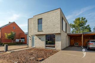 <p><span>Bent u op zoek naar een recente, energiezuinige woning waar comfort, ruimte en een rustige ligging hand in hand gaan? Dan is deze prachtige moderne woning, gebouwd in 2022. </span></p><p><span> </span></p><p><span>Gelegen aan </span><span>Paddenhoek 1E in Geel (Zammel)</span><span>, bevindt deze instapklare gezinswoning zich op een perceel van </span><span>4 are 44 centiare</span><span>, in een autoluwe straat met een uitstekende bereikbaarheid. Winkels, scholen, bakker, openbaar vervoer en andere dagelijkse voorzieningen bevinden zich op korte afstand. </span></p><p><span> </span></p><p><span>Bij het betreden van de woning komt u terecht in de inkomhal met een apart gastentoilet. De lichtrijke leefruimte vormt samen met de open keuken het hart van de woning. Dankzij de grote raampartijen geniet u hier van een aangename natuurlijke lichtinval en een mooi zicht op de tuin. </span></p><p><span> </span></p><p><span>De stijlvolle keuken is volledig uitgerust met een kookeiland, ruime kastruimte en alle nodige inbouwtoestellen. Via het schuifraam bereikt u het zonnige terras en de onderhoudsvriendelijke tuin. Achteraan geniet u van een prachtig, vrij uitzicht over de achterliggende weilanden, wat zorgt voor een heerlijk gevoel van rust en privacy. </span></p><p><span> </span></p><p><span>Aansluitend aan de keuken bevindt zich een praktische berging met aansluiting voor wasmachine en droogkast. </span></p><p><span> </span></p><p><span>Op de eerste verdieping vindt u drie volwaardige slaapkamers, een apart toilet op de nachthal en een ruime badkamer, uitgerust met een ligbad, een inloopdouche en een dubbele wastafel. </span></p><p><span> </span></p><p><span>Deze recente woning combineert een moderne afwerking met een praktische indeling en een rustige, kindvriendelijke ligging. Een ideale thuis voor wie comfortabel en zorgeloos wil wonen in een groene omgeving. </span></p><p><span> </span></p><p><span>Parking is er voldoende, vooraan de woning alsook onder de carport. </span></p><p><span> </span></p><p><span>Interesse in deze prachtige woning? Contacteer ons via 016 15 31 15 of info@immolivit.be.</span><span> </span></p><p><span> </span></p>