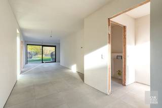 <span><strong>INDELING &amp; AFWERKING</strong><br /></span>
<p>Bij het betreden van de woning komt u in de inkomhal, waar een gastentoilet is voorzien.<br />De open keuken met bergruimte biedt een mooi zicht op de tuin en zorgt voor een sterke connectie met het omliggende groen.</p>
<p>Op de eerste verdieping bevinden zich drie slaapkamers en een badkamer, uitgerust met een regendouche en toilet.</p>
<p>Daarnaast beschikt de woning over een ruime berging, afzonderlijk en ook toegankelijk via de carport, met directe toegang tot de tuin.</p>
<p>De tuin grenst aan een partij bomen, wat zorgt voor een uitgesproken natuurlijk en rustgevend gevoel.<br /><br /><br /><br /></p>
<strong></strong><span><strong><br /><br /><br /></strong></span>