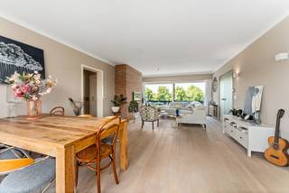 Centraal en rustig gelegen appartement in residentie Cypres, dat deel uitmaakt van het Canadezenhof, met magnifiek uitzicht, vlakbij Brugge centrum en de expressweg. <br /><br />Het appartement is gelegen op de 3de verdieping en bestaat uit: inkom met vestiaire, gastentoilet en berging, lichtrijke leefruimte met toegang tot het zonnig terras, recent vernieuwde ingerichte keuken met aansluitend een functionele berging, nachthal, 2 volwaardige slaapkamers, gerenoveerde badkamer met ligbad/douche, lavabomeubel en toilet.<br /><br />In de kelderverdieping te bereiken via de lift, bevindt zich de privatieve ruime berging + garagebox (bij te kopen : 15.000 euro).<br /><br />Extra troeven :<br />- alu ramen met HR+ glas<br />- zonneluifel<br />- parket in de leefruimte<br />- prachtig uitzicht op groen aan beide zijden<br /><br />Voor meer informatie of een vrijblijvend bezoek, bel ons op 0470 50 50 50!