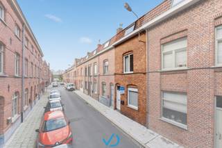 In de Waterkasteelstraat, op een boogscheut van het centrum van Ieper, ontdekken we deze instapklare woning. Dankzij de gunstige ligging sta je in enkele minuten in het hart van de stad en geniet je tegelijk van een vlotte verbinding met belangrijke invalswegen. Scholen, winkels, openbaar vervoer en allerlei voorzieningen liggen bovendien op wandelafstand.<br /><br />De woning is als volgt ingedeeld: via de inkomhal bereik je de leefruimte, die naadloos overgaat in een gezellige zitruimte. Aansluitend bevindt zich de volledig uitgeruste keuken. Verder op het gelijkvloers vinden we de badkamer met douche en lavabo, een praktische berging met apart toilet én toegang tot het charmante stadskoertje.<br /><br />Op de eerste verdieping liggen twee ruime slaapkamers, waarvan één voorzien is van ingemaakte kasten. Via de tweede slaapkamer bereik je de bovenste verdieping met nog twee kamers. Deze kunnen verder afgewerkt worden tot extra slaapkamers, een hobbyruimte of één grote zolderkamer.<br /><br />De woning beschikt over dubbele beglazing, centrale verwarming op het gelijkvloers, een vernieuwde verwarmingsketel en meer. Het huidige EPC is label E, maar met het plaatsen van drie extra radiatoren kan dit eenvoudig verbeterd worden naar label C—een kleine investering met een groot rendement.<br /><br />Ben je op zoek naar een ideale starterswoning of een interessante investering? Dan is dit jouw kans. Contacteer ons vandaag nog voor een bezoek!
