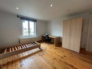 <p>Studentenkamer te huur – onmiddellijk beschikbaar</p><p>Op de Blijde Inkomststraat 99, op een uitstekende locatie in Leuven, bevindt zich deze ruime en lichtrijke studentenkamer. Dankzij de centrale ligging woon je op wandelafstand van het bruisende stadscentrum, verschillende campussen, faculteiten, winkels en andere voorzieningen.</p><p>Met veel plezier bieden we deze bemeubelde kamer aan, voorzien van een bedframe, bureau met bureaustoel en een ruime kleerkast. De grote ramen zorgen voor veel natuurlijk licht en geven de kamer een aangename en open uitstraling. De kamer beschikt bovendien over een eigen douche en lavabo. Het toilet wordt gedeeld met de andere bewoners van het gebouw.</p><p>Een fijne studentenkamer in een leuk gebouw, ideaal voor wie comfortabel en centraal in Leuven wil wonen.</p><p>Meer informatie of een bezichtiging ter plaatse? Neem contact op via verhuur@connect-immo.be of 016 229 228.</p><p>Prijs: €595/maand<br />Vaste kosten: €100/maand<br />Exclusief studententaks<br />Onmiddellijk beschikbaar!</p>
