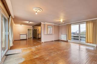 Ruim appartement met uitzonderlijk dakterras in Izegem.In de Roeselaarsestraat 6 bus B9 te Izegem bieden wij dit unieke appartement aan met een...