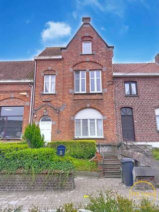 In het hart van De Klijte, deelgemeente van Heuvelland, vindt u deze karaktervolle rijwoning met een prachtige authentieke gevel.Deze woning ademt...