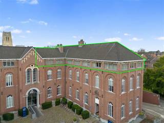 PRIJS OP AANVRAAGOntdek een unieke kans in Tongeren: een uiterst luxueus appartement (2008) van 365 m² met een zonnig terras op een toplocatie, met...