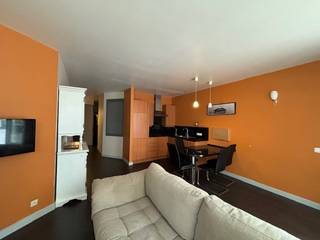 Het pand ligt op 20 m van de zeedijk en bestaat momenteel uit een living, open volledig ingerichte keuken, badkamer met douche en lavabo, apart toilet, berging en slaaphoek.<br />Informatieplicht: Er werd een bouwmisdrijf vastgesteld en er loopt dus een dossier bij de dienst Handhaving van Stad Oostende.