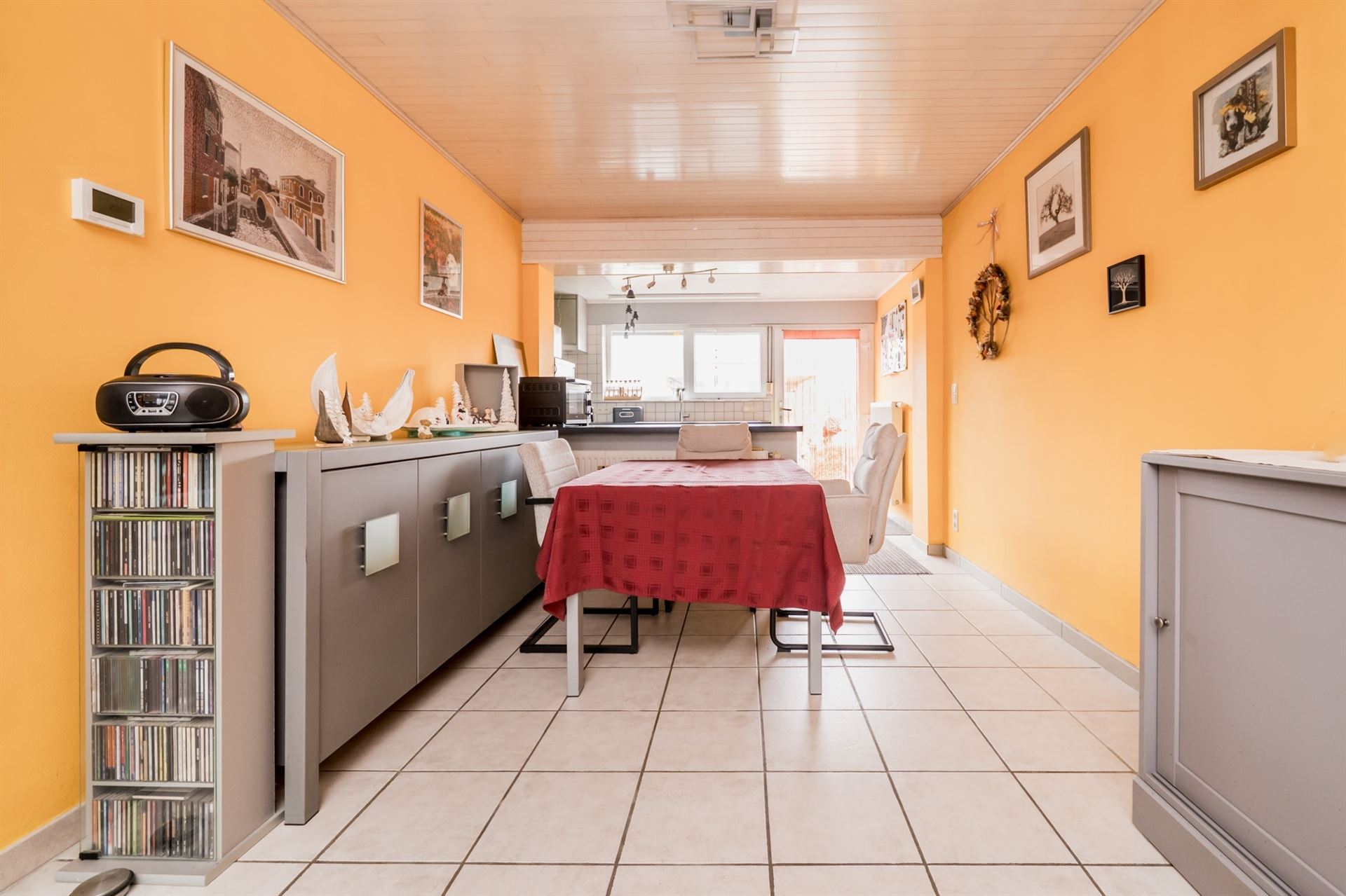 Très agréable et charmante habitation avec un magnifique jardin, une allée et un garage spacieux - photo 5