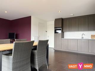 <p><span>Dit ruime appartement van 76 m² bevindt zich op de eerste verdieping van een modern en kleinschalig gebouw. Je woont hier super centraal, op wandelafstand van het centrum van Wuustwezel en met een uitstekende verbinding naar de E19 en het station Noorderkempen.</span></p><p><span> </span></p><p><span>Indeling:</span></p><p><span>Inkomhal met gastentoilet. Lichte leefruimte met open keuken (samen 34 m²), de keuken is ingericht met een keramische kookplaat, combi-oven, koelkast, vaatwasser en dubbele spoelbak. Aansluitend vind je een praktische berging/wasplaats met de nodige aansluitingen.</span></p><p><span>Verder zijn er twee ruime slaapkamers (15 m² en 10 m²) en een mooie en onderhoudsvriendelijke badkamer (7 m²) met dubbele lavabo in meubel, inloopdouche en handdoekdroger.</span></p><p><span> </span></p><p><span>Terras:</span></p><p><span>Via het schuifraam in de leefruimte betreden we het ruime terras van maar liefst 25 m²! Hier geniet je van een prachtig, groen uitzicht op de achterliggende weilanden.</span></p><p><span> </span></p><p><span>Carport:</span></p><p><span>Inclusief een carport met een afgesloten (privé) bergruimte, ideaal voor fietsen. </span></p><p><span> </span></p><p><span>Extra:</span></p><p><span>Voorzien van vliegenramen en screen ter hoogte van het schuifraam - Kleinschalig appartementsgebouw </span></p><p><span>Geen vaste kosten </span></p><p><span>Onmiddellijk beschikbaar </span></p><p><span> </span></p>