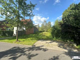 <p><span><span><span> </span></span></span></p><p>Are you looking for the perfect location to build your dream home? This beautiful building plot in Eikendreef, located in the picturesque Gooreind, Wuustwezel, offers you the ideal opportunity to live in a green and quiet environment.</p><p>Characteristics of the Building Ground:</p><ul><li>Location: Eikendreef, Gooreind, Wuustwezel</li><li>Surface area: 810m²</li><li>Destination: Residential</li><li>Building possibilities: Semi-detached building</li></ul><br /><ul><li>Location Benefits:</li></ul><ul><li>Green Environment: Oak Avenue is known for its lush nature and quiet, rural atmosphere.</li><li>Peace and Privacy: This location offers a high degree of privacy and a safe, serene living environment, ideal for families and nature lovers.</li><li>Near Amenities: Despite its rural location, you are close to local amenities such as stores, schools, and sports facilities. The center of Gooreind is a short distance away.</li><li>Excellent Accessibility: Good connections to surrounding towns and villages, as well as larger cities such as Antwerp, make this location both remote and easily accessible.</li></ul><br /><br /><p>The Eikendreef in Gooreind is a beautiful, green street that combines tranquility and natural beauty with practical proximity to amenities. With a diverse housing typology and spacious lots, this location offers an ideal living environment for those seeking a combination of rural charm and modern living comforts.</p><br /><br /><br /><br />