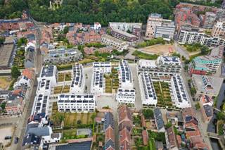 <p><span>In de vernieuwde stadswijk DijleDelta-Bottelarij, gelegen tussen het Klein Begijnhof en de bruisende Vaartkom, bieden wij u met trots deze multifunctionele woning aan. Dit nieuwbouwproject bevindt zich op wandelafstand van het historische centrum van Leuven en geniet van een goede bereikbaarheid met een vlotte verbinding naar belangrijkste invalswegen en werd in 2025 gerealiseerd door de gerenommeerde projectontwikkelaar Virix en ontworpen door Robbrecht & Daem architecten.</span></p><p><span> </span></p><p><span>Met een bewoonbare oppervlakte van maar liefst 228 m² biedt deze energiezuinige woning bijzonder veel ruimte en tal van mogelijkheden. De woning wordt semi-afgewerkt aangeboden, inclusief alle technieken, chape en pleisterwerken, zodat u de afwerking volledig naar eigen smaak kunt realiseren.</span></p><p><span> </span></p><p><span>Op het gelijkvloers bevindt zich een inkomhal met vestiaire en gastentoilet, een lichtrijke leefruimte met zicht op de gezellige stadstuin en een keuken met aansluitvoorzieningen. De eerste verdieping omvat een nachthal, twee volwaardige slaapkamers, een badkamer, een apart toilet, een berging en een master bedroom met een en suite badkamer. </span></p><p><span> </span></p><p><span>De absolute meerwaarde van deze woning bevindt zich op de tweede en derde verdieping. Deze beschikken over drie bijkomende kamers/studentenkamers, een badkamer, een apart toilet, een keuken en een terras. Dankzij de aparte inkom is dit gedeelte uitermate geschikt voor de verhuur van studentenkamers, als zorgwoning, als praktijkruimte of als uitbreiding van de gezinswoning. En dit steeds binnen de geldende regelgeving.</span></p><p><span> </span></p><p><span>Daarnaast beschikt de woning over een onderhoudsvriendelijke stadstuin met terras waar het heerlijk vertoeven is en een individuele kelder en bestaat de mogelijkheid om één of meerdere autostaanplaatsen bij aan te kopen.</span></p><p><span> </span></p><p><span>Kortom, deze energiezuinige, ruime en multifunctionele woning met stadstuin in het centrum van Leuven is zeker uw bezoek waard.</span></p><p><span> </span></p><p><span>Verkoop onder het btw-stelsel. Het verlaagde btw-tarief van 6% is mogelijk, mits voldaan wordt aan de geldende voorwaarden.</span></p><p><span> </span></p>