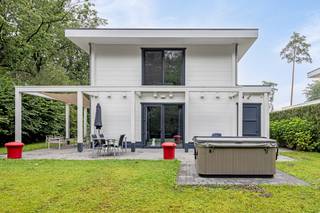 Cette luxueuse maison de vacances couvre environ 131 m² et est située sur un terrain de 348 m². Depuis le hall d'entrée, vous entrez dans l'espace...