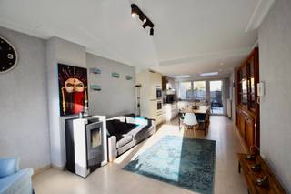 Charmante woning te koop centraal gelegen in Oud-Knokke vlakbij het centrum. De woning is ingedeeld in 2 appartementen. Indeling: Inkomhal. Ruime lichtrijke living. Open geïnstalleerde keuken voorzien van apparatuur. Terras. Toilet. 1ste ruime slaapkamer. 2de slaapkamer. Badkamer (douche, lavabo en toilet). Eerste verdiep: living, keuken, dakterras. Slaapkamer voorzien van ingemaakte kasten. Badkamer(lavabo en douche). Inpandige garage. Contacteer ons om een bezoek in te plannen!