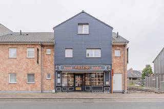 Deze gekende bakkerij, op een goede locatie te Ertvelde, zoekt een overnemer of u kan het mooie en perfect onderhouden handelspand aankopen voor...