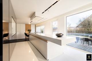 In een rustige en residentiële buurt van Westkapelle bevindt zich deze volledig gerenoveerde open bebouwing op een perceel van ca. 700 m². De...