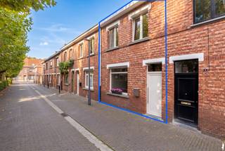 <p><strong>Op een autoluwe locatie in het centrum van Turnhout vindt u deze bijzondere stadswoning die wat liefde nodig heeft. Deze woning omvat 3 slaapkamers, doucheruimte, wc , tuin op zuidwesten en een gunstig EPC label B en conforme elektrische installatie.</strong></p>
<p>De inkomhal verwelkomt u meteen met karakter en geeft toegang tot de traphal en de gezellige leefruimte. In de woonkamer stroomt het daglicht rijkelijk binnen en is er voldoende plaats voor een aangename zithoek én een ruime eettafel waar u met familie of vrienden heerlijk kan tafelen. <br />De keuken is een absolute troef. Perfect ingemaakte maatkasten, kwalitatieve inbouwtoestellen en veel natuurlijke lichtinval maken van deze ruimte een fijne plek om te koken en te genieten. Extra praktisch is de wasplaats netjes weggewerkt achter een schuifwand en er is een kleine droge kelder voor extra opslag. Vanuit de keuken heeft u toegang tot het zuidwest georiënteerde terras, deels verhard en heerlijk beschut, waar u op mooie dagen rustig uit de wind kan genieten.<br /><br />Op de eerste verdieping springt de overloop meteen in het oog door originele vloeren, hogere plafonds en authentieke deuren. Deze verdieping biedt toegang tot twee slaapkamers, een grote en een kinderkamer. De zolderverdieping vormt een verrassend mooie extra ruimte. Ideaal als bureau, hobbykamer of als volwaardige derde slaapkamer.</p>
<p>Een stadswoning met karakter, licht en comfort, op een rustige locatie midden in de stad. Een unieke kans voor wie nog handen uit de mouwen steekt en charmant en zorgeloos wil wonen in het centrum van Turnhout.<br /><br />Bijzonderheden:</p>
<ul>
<li>
<ul>
<li>Stadstuin op zuid-westen</li>
<li>Centrum gelegen, doch super rustig</li>
<li>Elektra conform</li>
<li>Gunstig EPC</li>
<li>Op wandelafstand het kanaal Dessel - Schoten</li>
<li>Op een boogscheut van het prachtige Turnhouts Vennegebied én de Stadsboerderij</li>
</ul>
</li>
</ul>
<p><br /><br /><br /></p>
