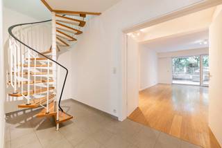 1000 Brussel ( Philippe Le bon 24 - 0.2) - Gelegen in het hart van de Europese wijk, op een steenworp afstand van de Europese instellingen en vervoersverbindingen, ligt dit prachtige duplex appartement met 3 slaapkamers op de begane grond en beslaat een oppervlakte van ± 150 m²! Deze flat is als volgt samengesteld Begane grond: ruime inkomhal, keuken, woonkamer, eetkamer, terras en tuin. 1e verdieping: nachthal, 3 slaapkamers met elk 2 badkamers, wc. Kelder, vuilnisruimte en optionele parkeerplaats. <br />** TECHNIEK <br />- EPB: C- ; 29 kg CO2/m2/jaar en 145 kWh/m²/jaar) ;<br />- Elektriciteit conform;<br />- Individuele water-, gas- en elektriciteitsmeters;<br />- Mede-eigendom van 15 appartementen en 15 parkeerplaatsen<br />**FINANCIËLE VOORWAARDEN <br />Het pand is verhuurd sinds 2024. Geïndexeerde huur: €1.450 <br />Verkoopprijs: € 649.000<br />Basisakte en landmeterskosten ten laste van de koper (± 800 € excl. btw) <br />Parkeerplaats beschikbaar voor € 25.000<br />** INFORMATIE en BEZOEK** Jérôme Boone <br />Jérôme Boone op 0475 54 09 75 of per e-mail jboone@trevi.be