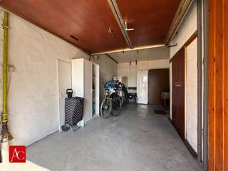 <p>Ruime woning met 3 slaapkamers, veranda en terras in Hamme – onmiddellijk beschikbaar</p><p>Op zoek naar een ruime woning met heel wat mogelijkheden in Hamme? Deze woning biedt met maar liefst 154 m² bewoonbare oppervlakte een mooie basis voor gezinnen, starters of wie op zoek is naar extra ruimte.</p><p>De woning beschikt over 3 slaapkamers, een aangename veranda en een terras waar u heerlijk kunt genieten van de buitenlucht. Dankzij de gevelbreedte van 11 meter biedt de woning bovendien een aangename uitstraling en interessante indelingsmogelijkheden.</p><p>Een extra troef is de kleine inpandige garage, ideaal voor het veilig stallen van een wagen, fietsen of het creëren van bijkomende bergruimte.</p><p>De woning heeft een EPC score van 490 (label E), waardoor er een renovatieplicht op rust waarbij de woning binnen de 6 jaar energetisch dient gerenoveerd te worden.</p><p>Maak vandaag nog uw afspraak om deze woning te bezichtigen.</p>