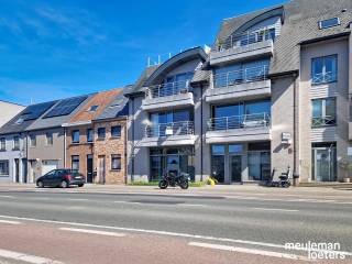 Cet appartement lumineux bénéficie d’un emplacement central, à distance de marche de plusieurs commerces, services et transports en...