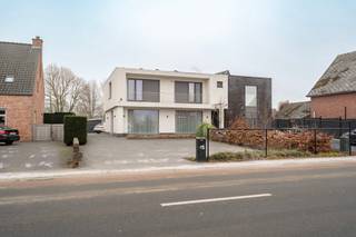 <p>Welkom<span> </span>in deze moderne halfopen bebouwing op de Lindelsebaan 85, waar ruimte, comfort en een doordachte totaalrenovatie samenkomen.</p>
<p></p>
<p>Sinds 2016 werd de woning grondig vernieuwd met aandacht voor kwaliteit, duurzaamheid en hedendaags wooncomfort. Het resultaat is een instapklare gezinswoning waar je enkel nog je koffers hoeft uit te pakken.</p>
<p></p>
<p>Via de ruime inkomhal kom je in de lichtrijke leefruimte waar zithoek, eetplaats en keuken naadloos in elkaar overvloeien. De volledig uitgeruste keuken met kwalitatieve materialen vormt het warme hart van de woning.</p>
<p></p>
<p>Met maar liefst vijf volwaardige slaapkamers biedt deze woning tal van mogelijkheden: groot gezin, thuiswerk of hobbyruimte. De twee badkamers en het aparte gastentoilet zorgen voor het nodige comfort en vlotte ochtenden.</p>
<p></p>
<p>De woning beschikt bovendien over een ruime kelder, ideaal als extra opslagruimte.</p>
<p></p>
<p>De tuin is netjes aangelegd met terras, tuinhuisje met overkapping, een zwemvijver met zuiveringspomp en gazon met beregeningsinstallatie (op grondwater). Achteraan grenst het perceel aan een buurtpleintje.</p>
<p></p>
<p>Vooraan beschikt de woning over ruime parkeergelegenheid voor minstens drie wagens, met daarnaast een oprit die doorloopt naar de achterzijde van de woning.</p>
<p></p>
<p>Kom deze woning zelf ontdekken!</p>
<p></p>
<p>Alle bijhorende documenten kan u downloaden onderaan de omschrijving van het pand op onze website <span>www.jamar.immo</span>.</p>